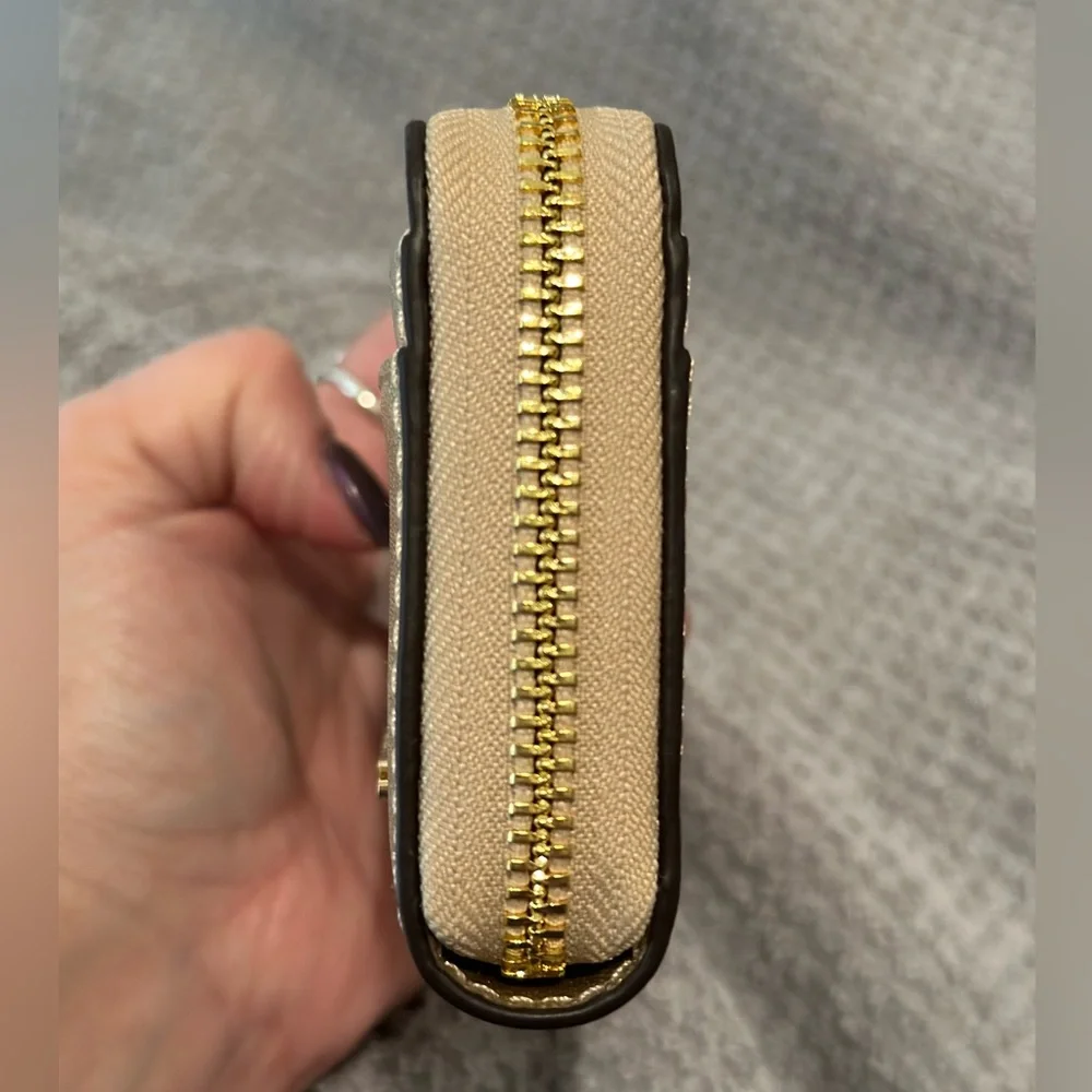 Michael Kors- REED 35S4G6RM6M VANL/PLGOLD MD BELTED BUCKT MSGR - NWT - Picture 12 of 16